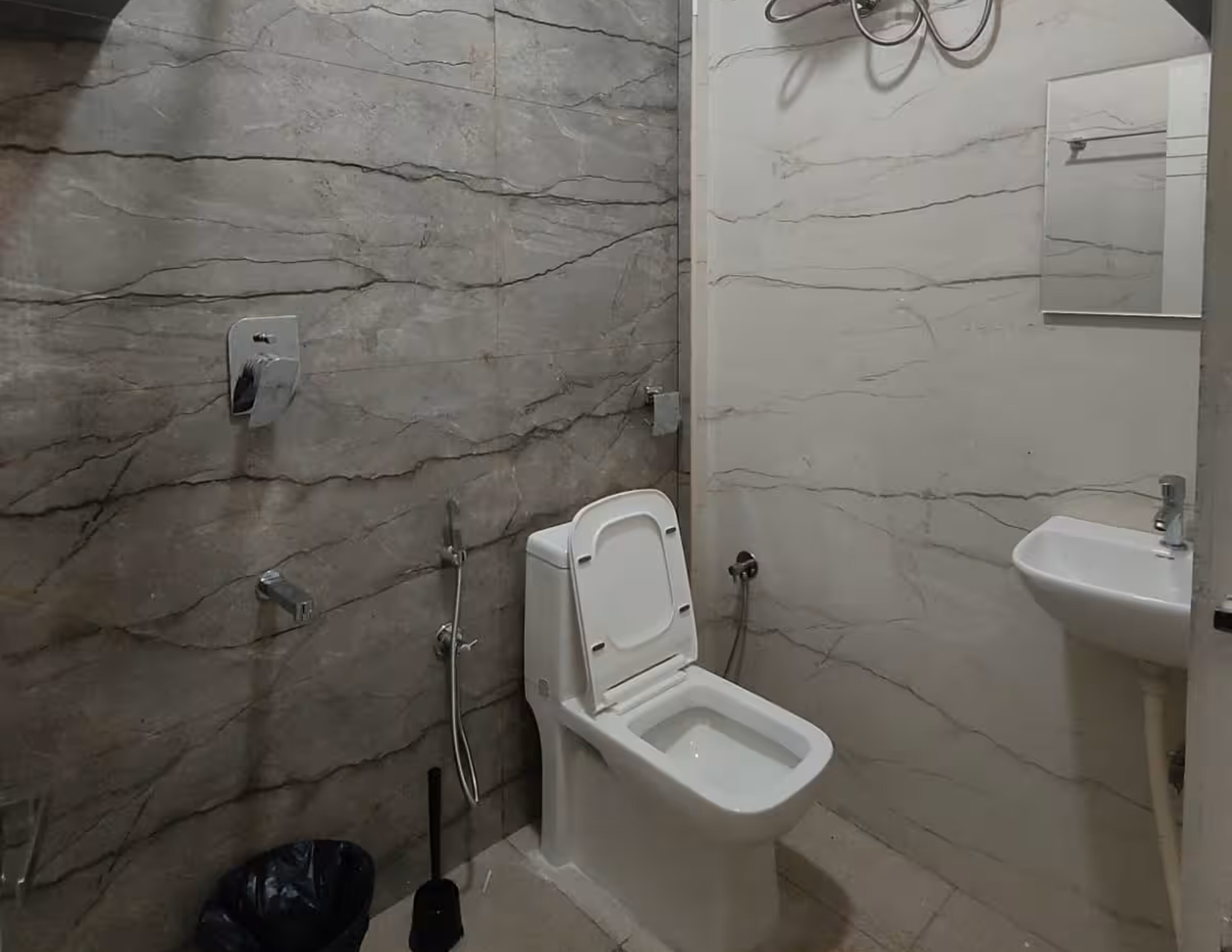 Isiri Service Apartment Unit 2 - Tap to explore photos
