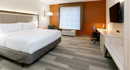 Holiday Inn Express & Suites Sturbridge Room Type - 1 King Standard Communications Mobility Accessible Tub Holiday Inn Express & Suites Sturbridge Room Type - 1 King Standard Communications Mobility Accessible Tub