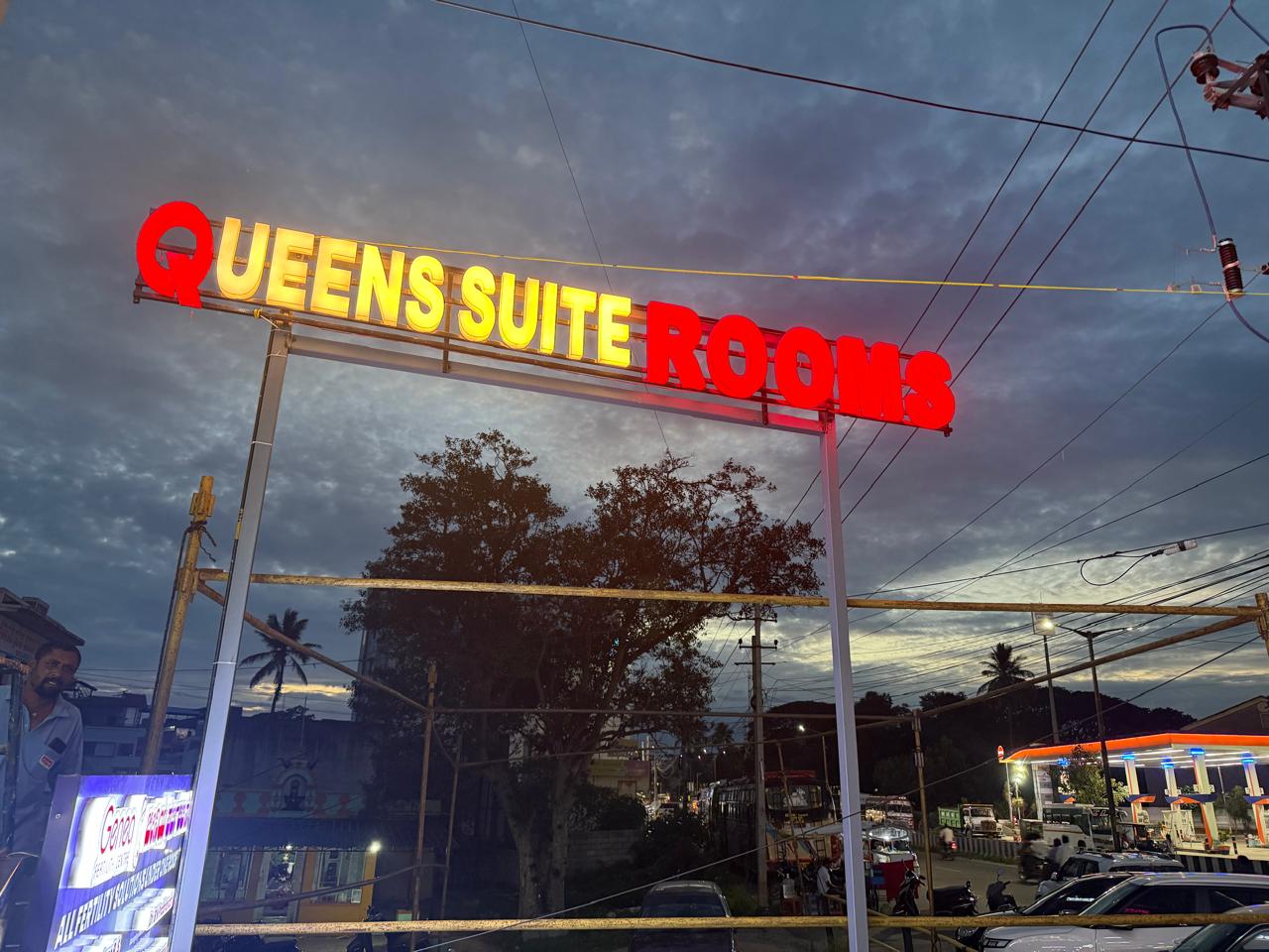 Queen's Suite Rooms - Tap to explore photos