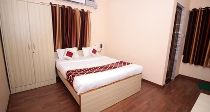 Lazystay Room Type - Deluxe Queen AC
