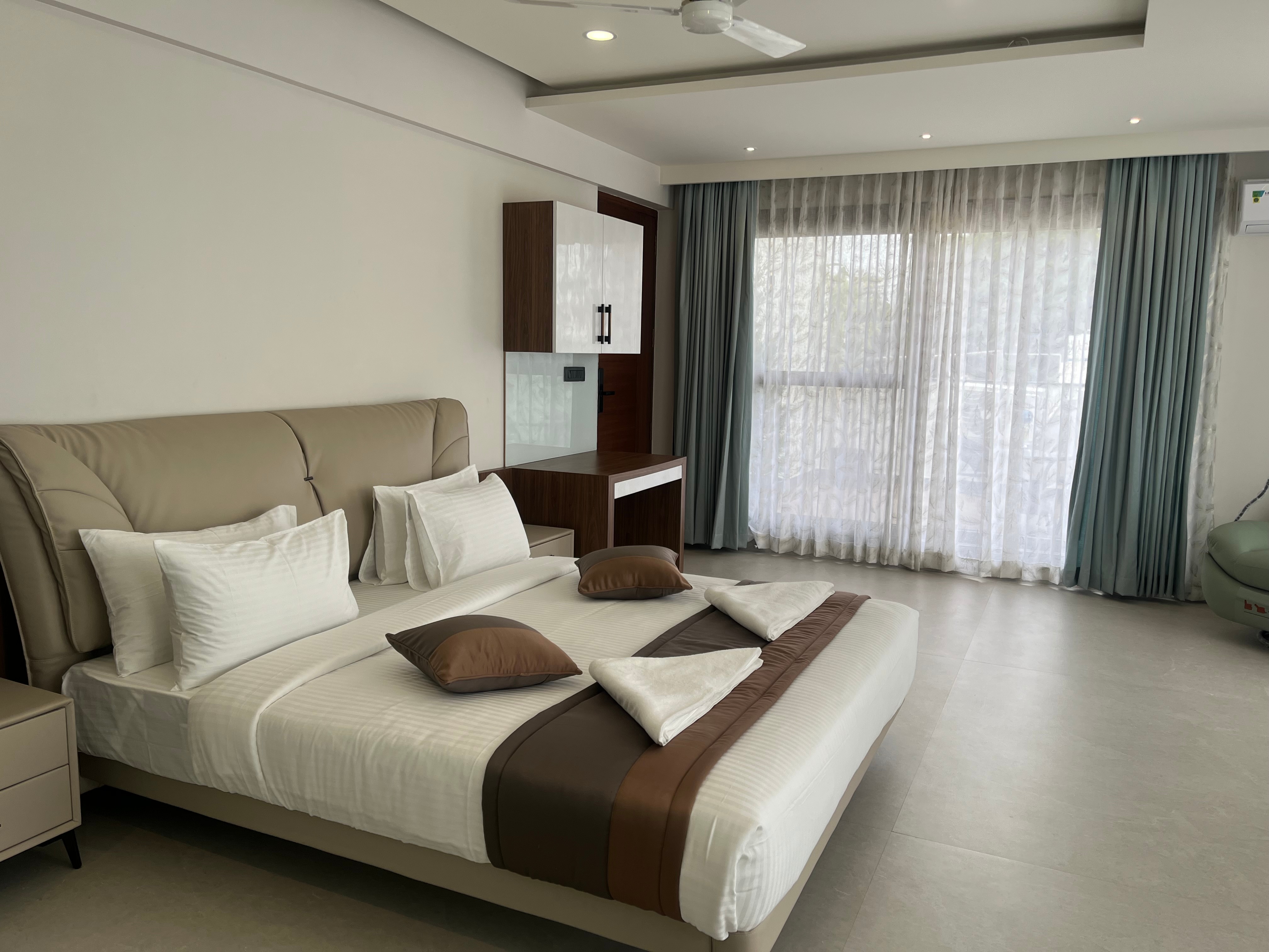 Rooftop Studio Flat walkable from ITC Infotech - Tap to explore photos