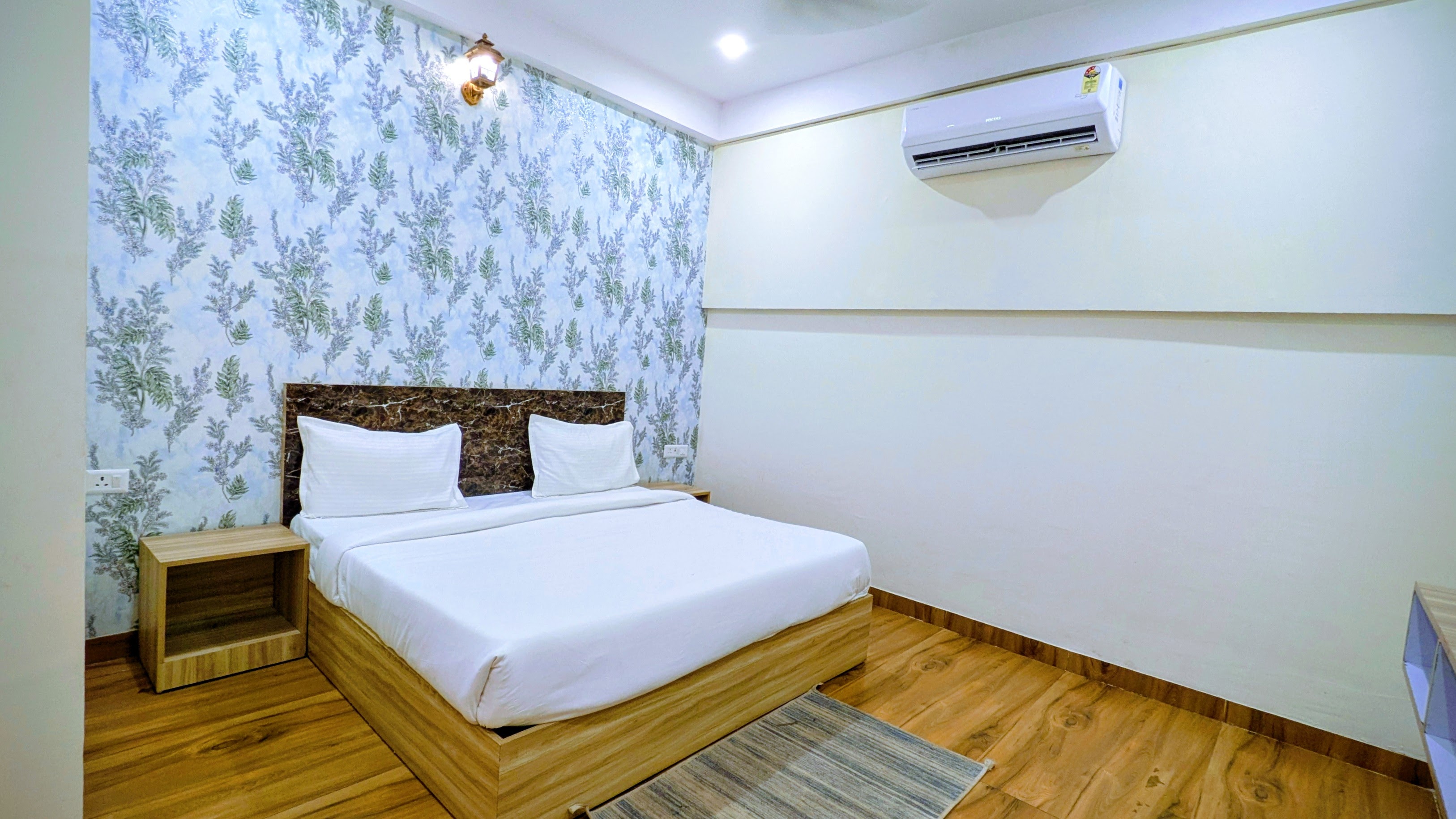 Hotel Aana Inn Gold - Tap to explore photos