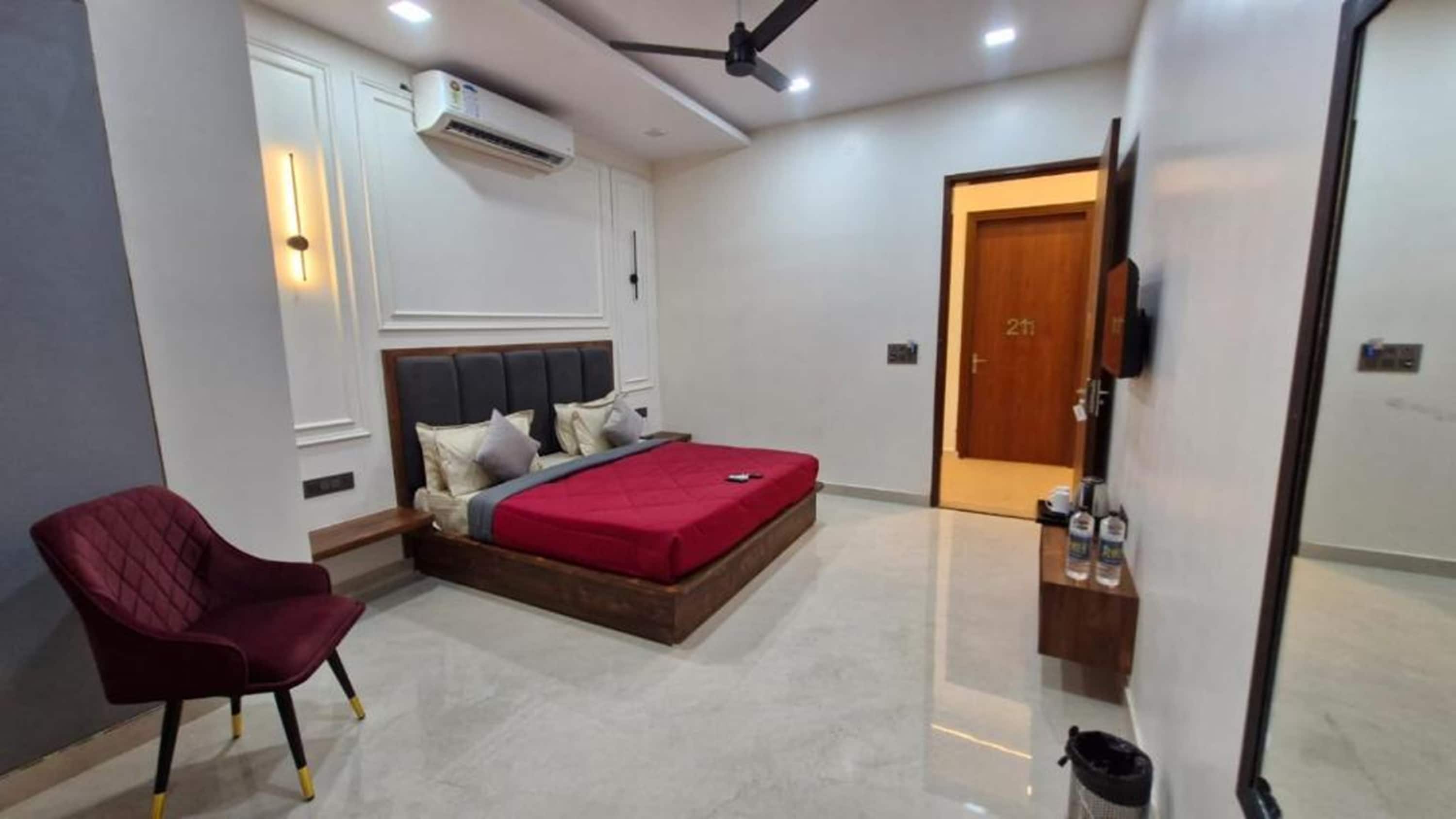 New Kanha Hotel - Tap to explore photos