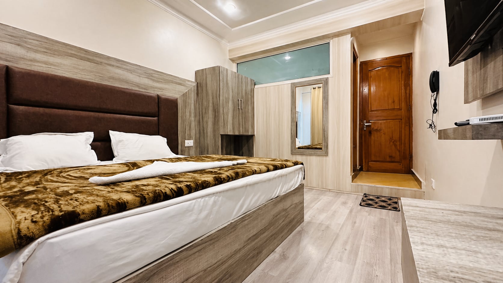 Hotel World Residences Lalchowk Srinagar - Tap to explore photos