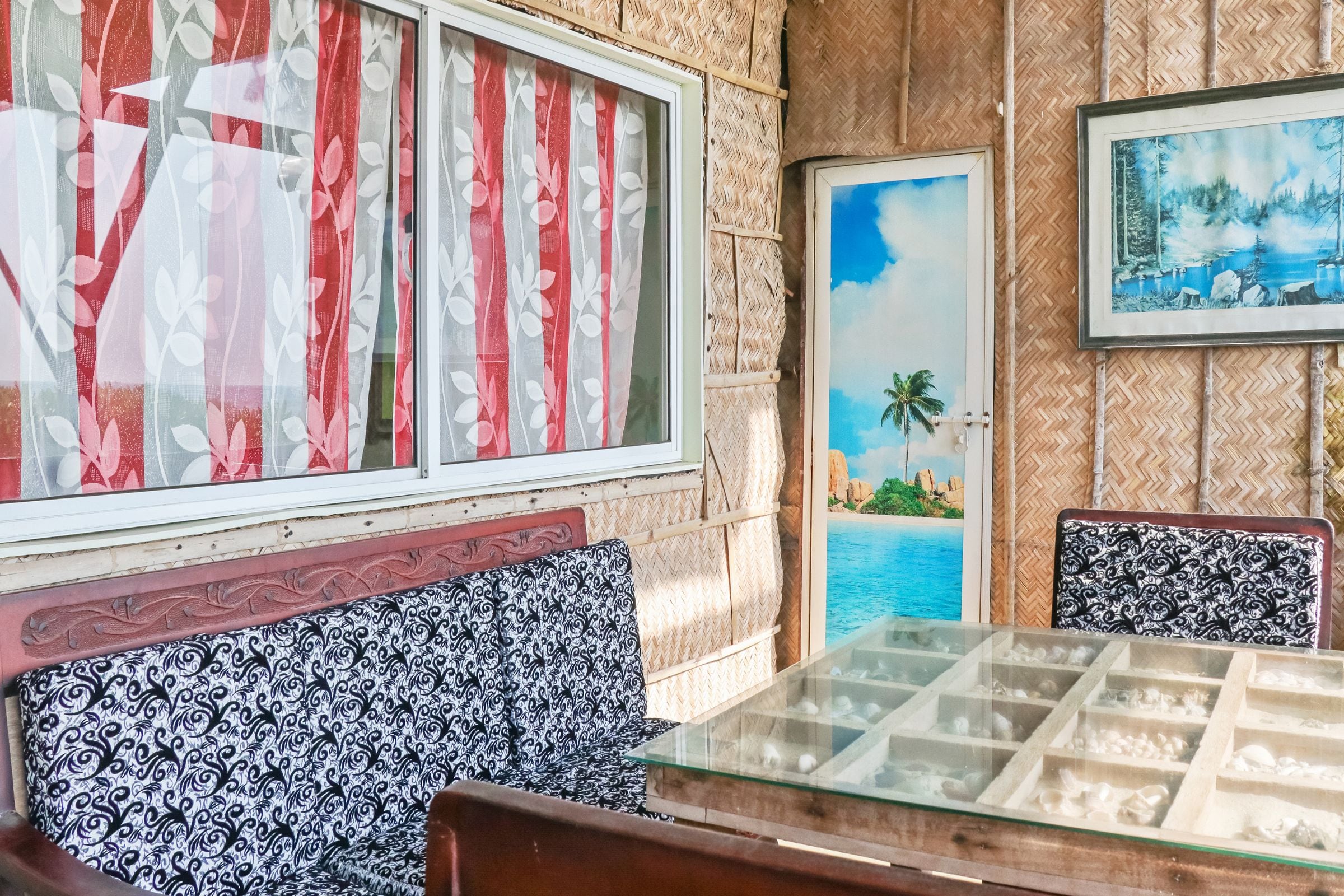 Colonel Beach Villa | Rooms & Wi-Fi - Tap to explore photos