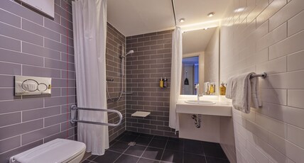 HOLIDAY INN EXPRESS DUSSELDORF - CITY NORTH Room Type - 1 Queen Bed Standard Accessible