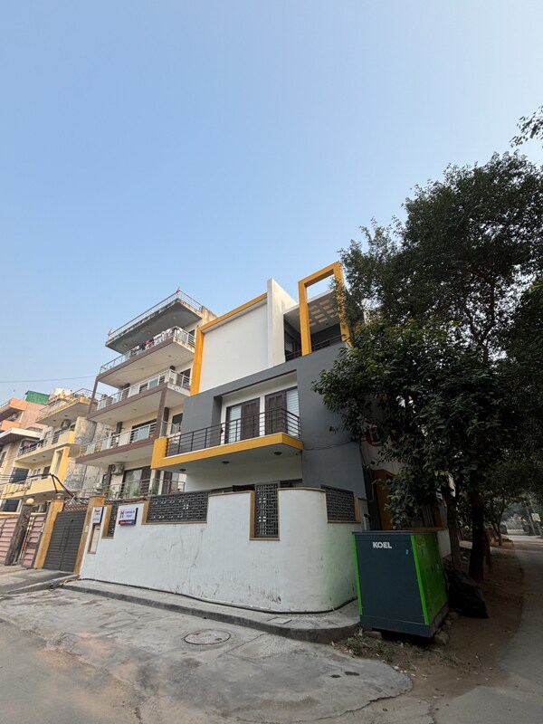 Housr Sector 39 Near Unitech Cyber Park - Tap to explore photos