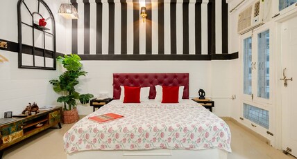 Brij Stays - Next to Isckon & Prem Mandir Room Type - Life in black & white - Kunj-I