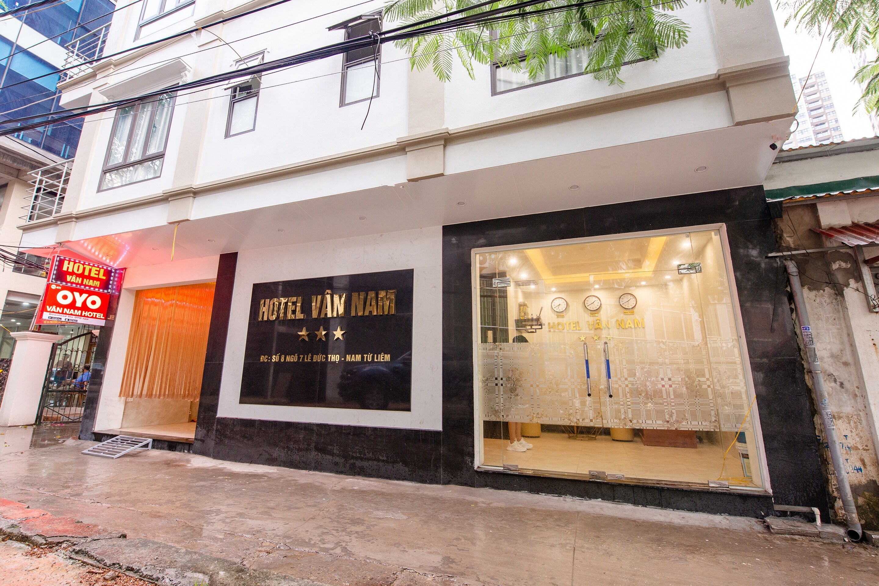 OYO 411 Van Nam Hotel - Tap to explore photos