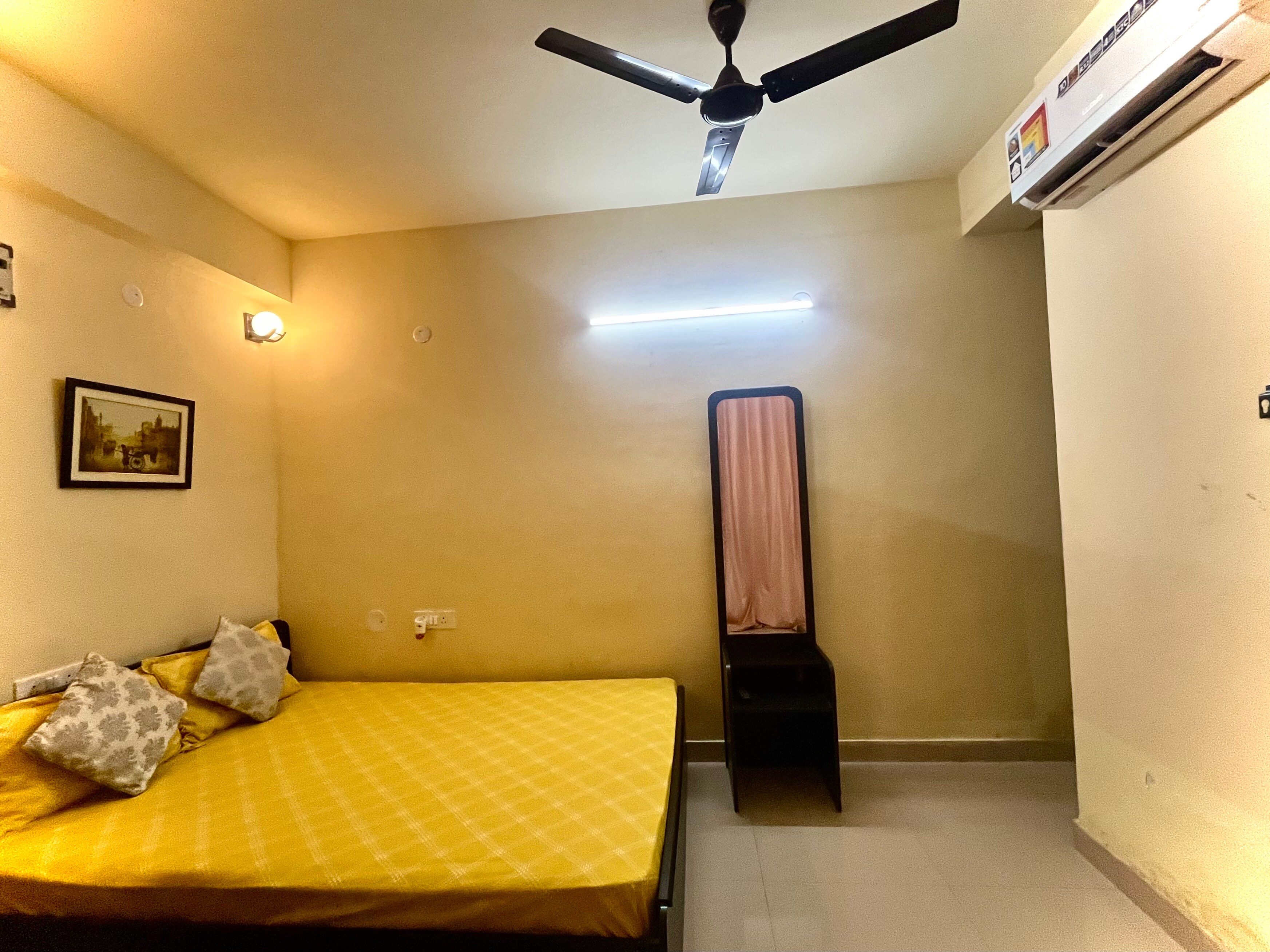 1RK AC Studio Room 1Km from Airport - Tap to explore photos