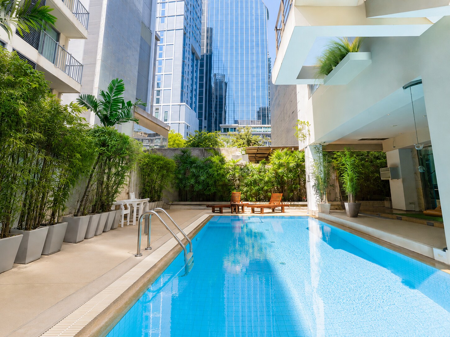 Journeyhub Sukhumvit Bangkok 26 - Tap to explore photos