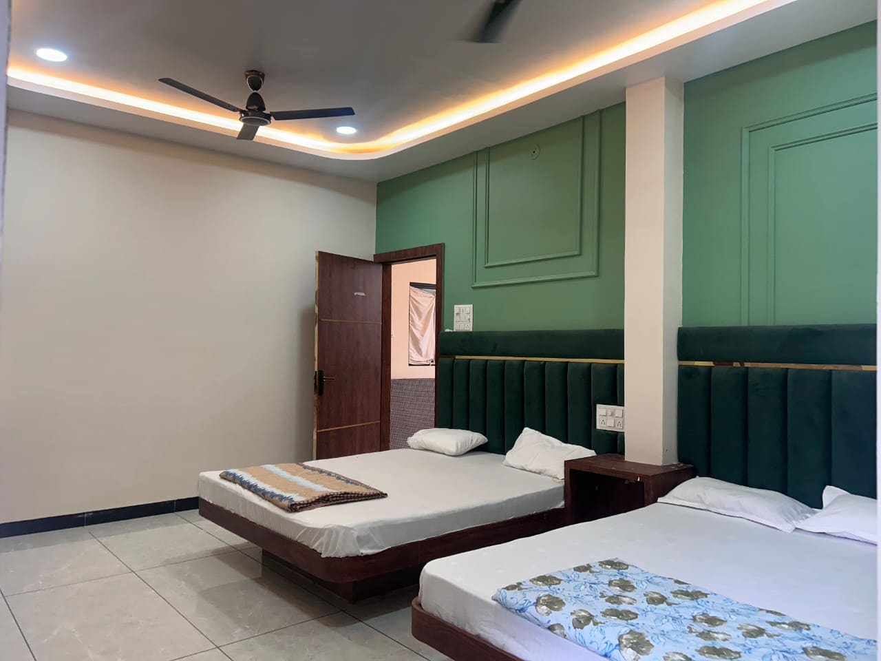 Hotel Shree Gajanand Palace - Tap to explore photos