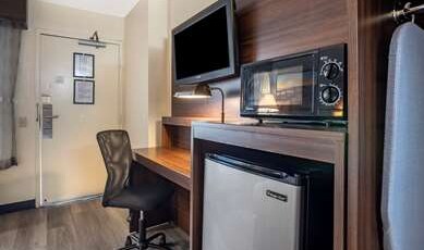 Best Western Salisbury Plaza Room Type - 1 King Bed, Non-Smoking, Pet Friendly Room, Sofabed, Microwave And Refrigerator, Wi-Fi, Full Breakfa