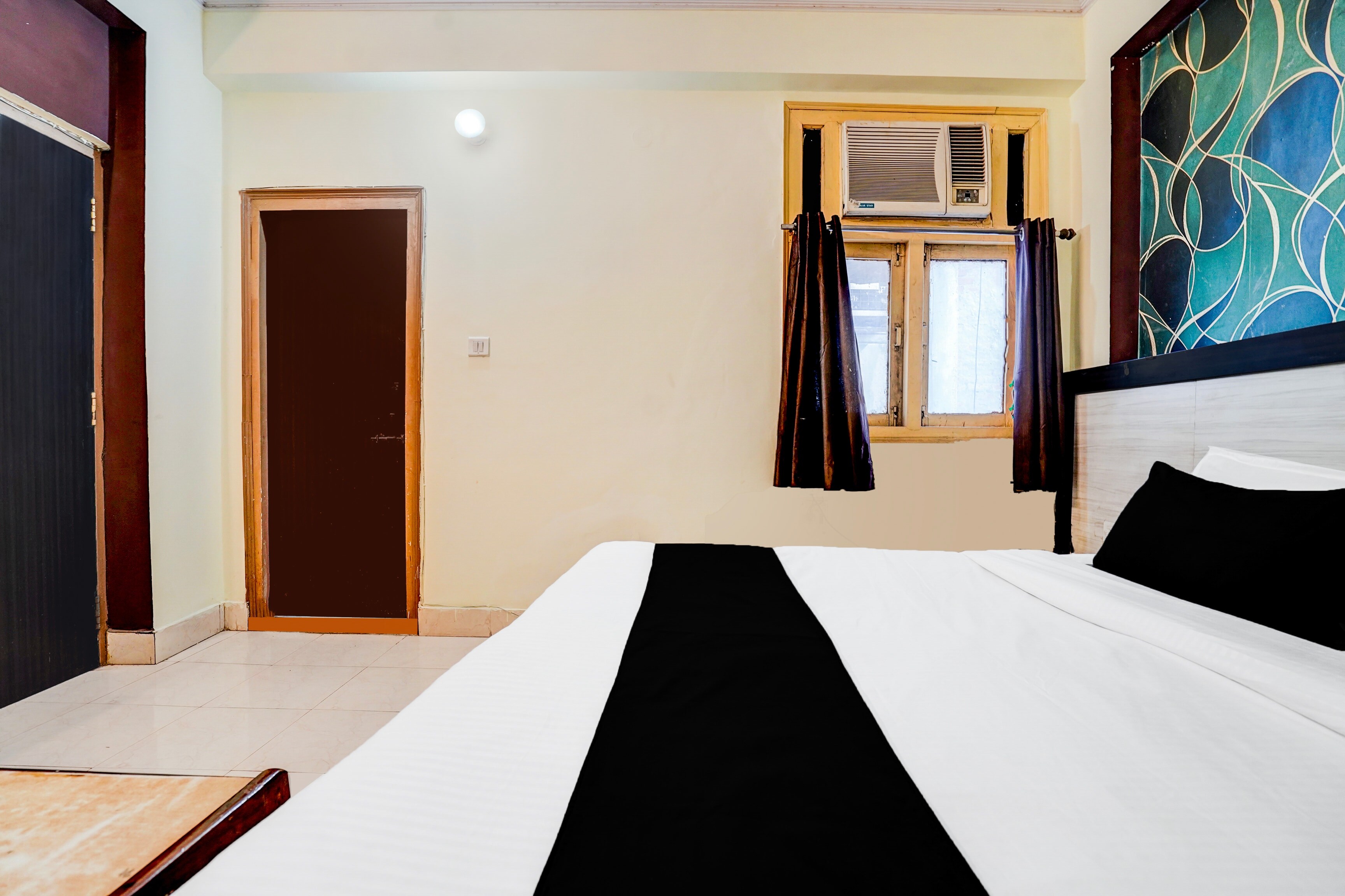 Super Hotel O Hussainganj Near Vidhansabha - Tap to explore photos