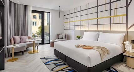 Hotel Indigo MELBOURNE LITTLE COLLINS Room Type - 1 King Premium City View Balcony