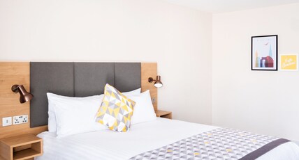 Holiday Inn LEICESTER Room Type - 1 Queen Bed Standard Accessible Holiday Inn LEICESTER Room Type - 1 Queen Bed Standard Accessible
