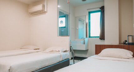 A Hotel Desker Room Type - Deluxe Triple, Window
