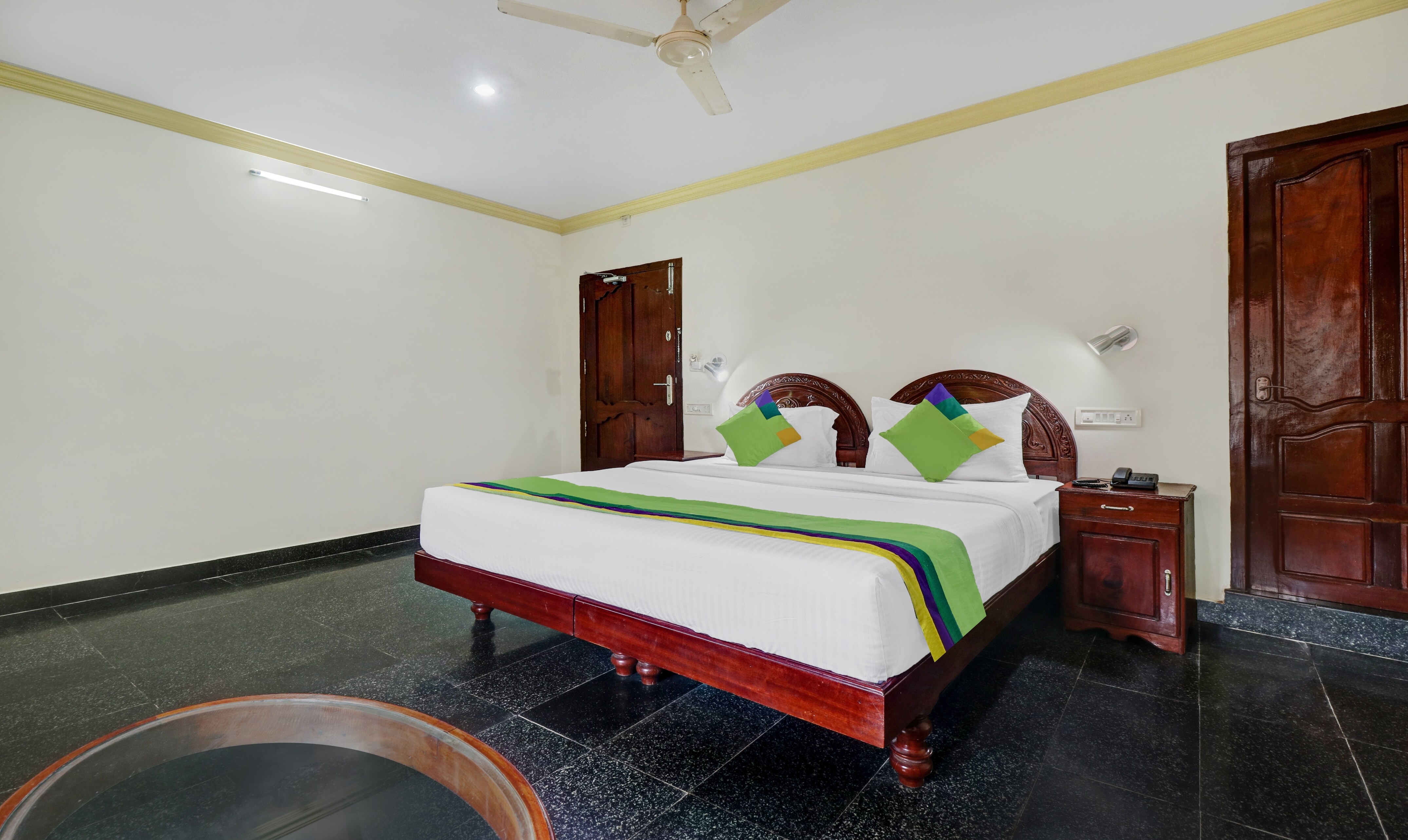 Itsy Hotels The Waters Edge Beach Resort - Tap to explore photos