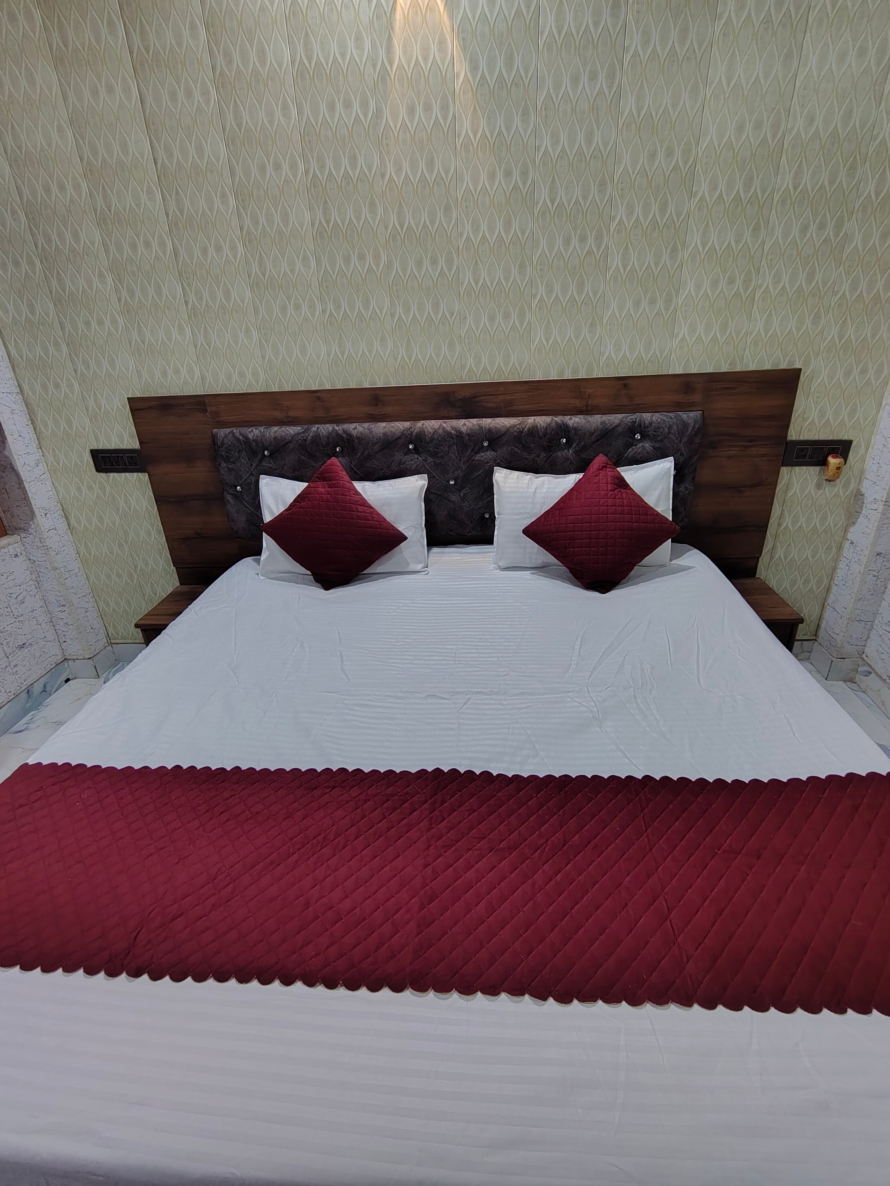 Raghunandan Guest House Ayodhya - Tap to explore photos