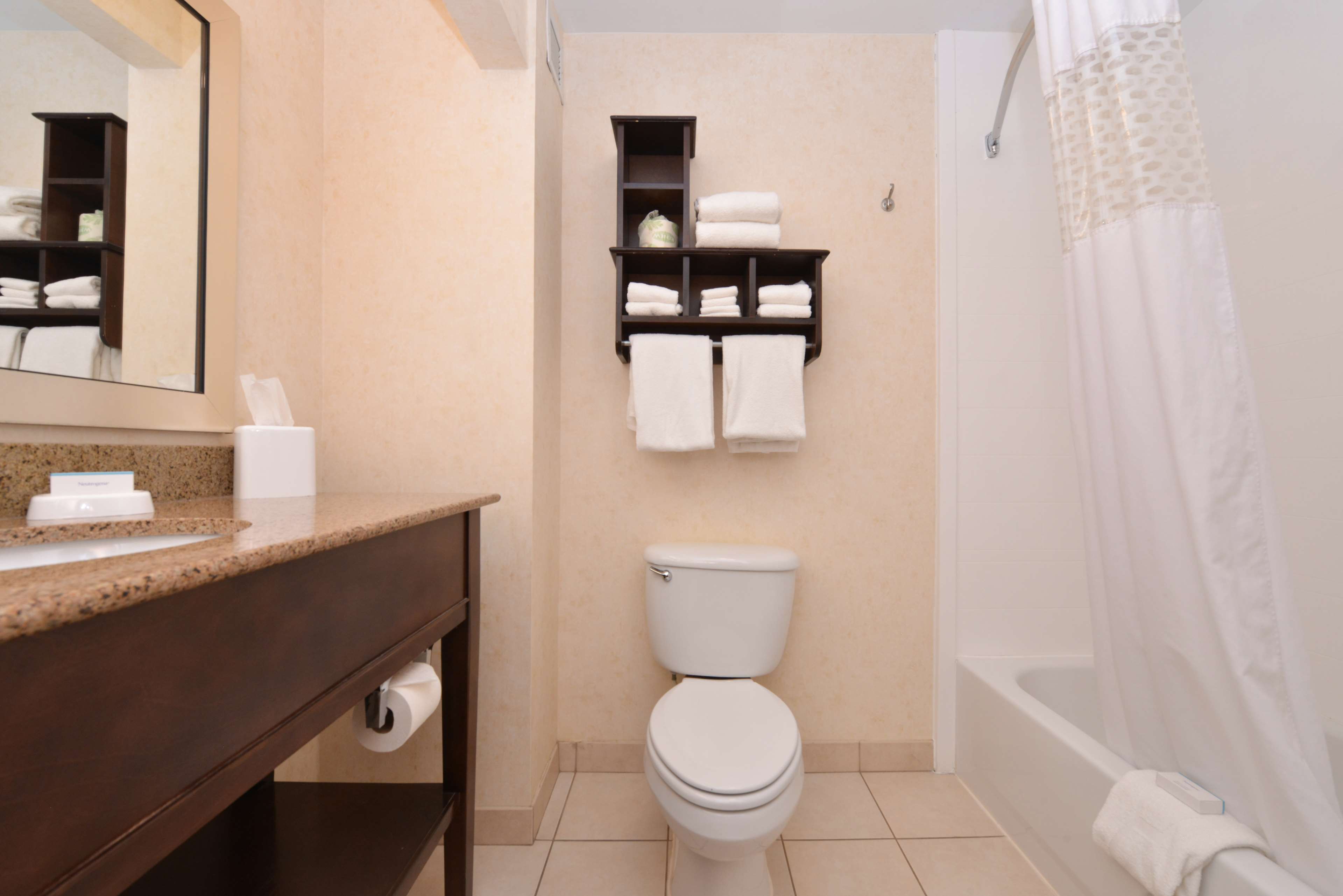 Hampton Inn & Suites by Hilton Pueblo-Southgate - Tap to explore photos