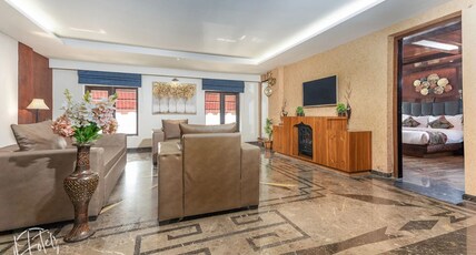 Hotel Downtown (Near Dal Lake) Room Type - Luxury Suite Room Balcony with Living Area (Jacuzzi)