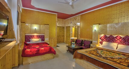 Hotel New Paramount Room Type - Triplet  Room ( double and single bed)  one in each floor