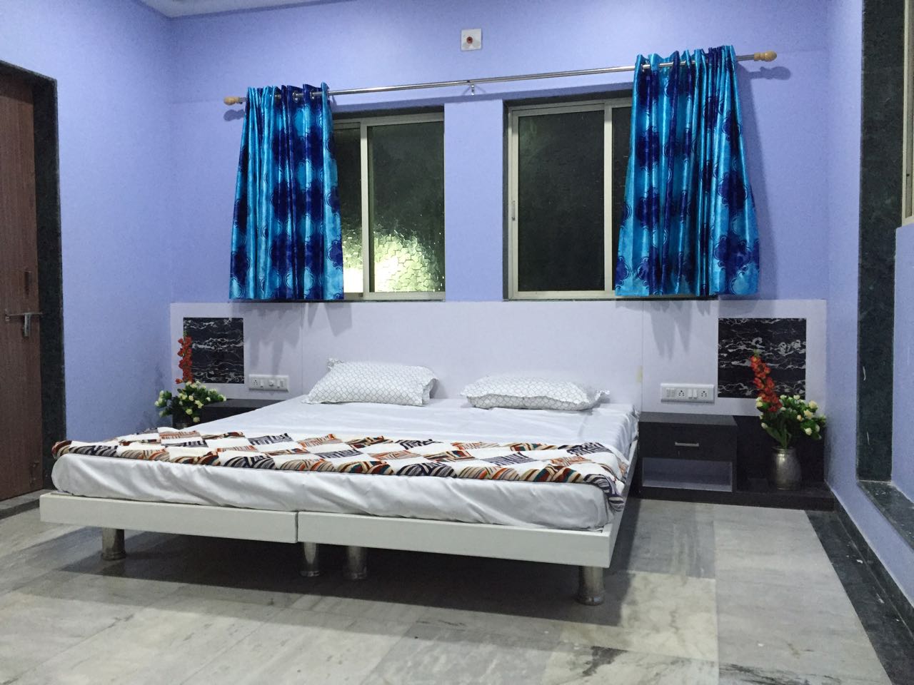 Royal Resort - Tap to explore photos