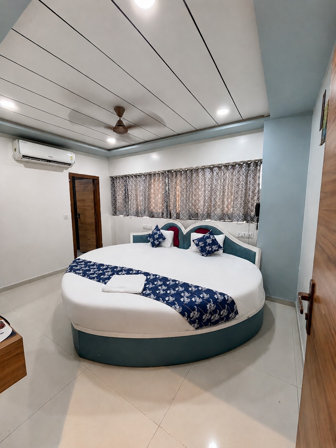 Hotel The Avanta Naroda - Tap to explore photos