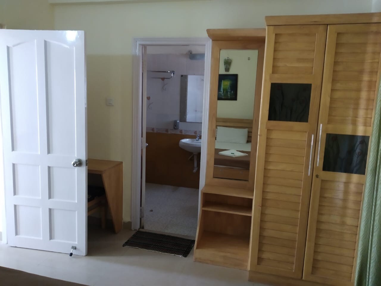 Airconditioned 1bhk apt for 4 adults in Candolim - Tap to explore photos