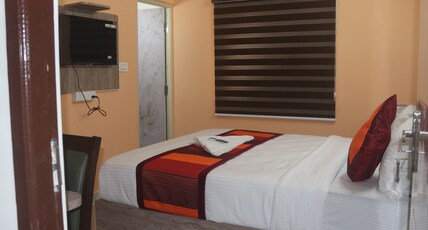 Redfox Service Apartment DLF Room Type - Deluxe Room