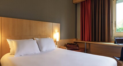 ibis Quimperle Room Type - Standard Room with 1 double bed and 1 desk bed