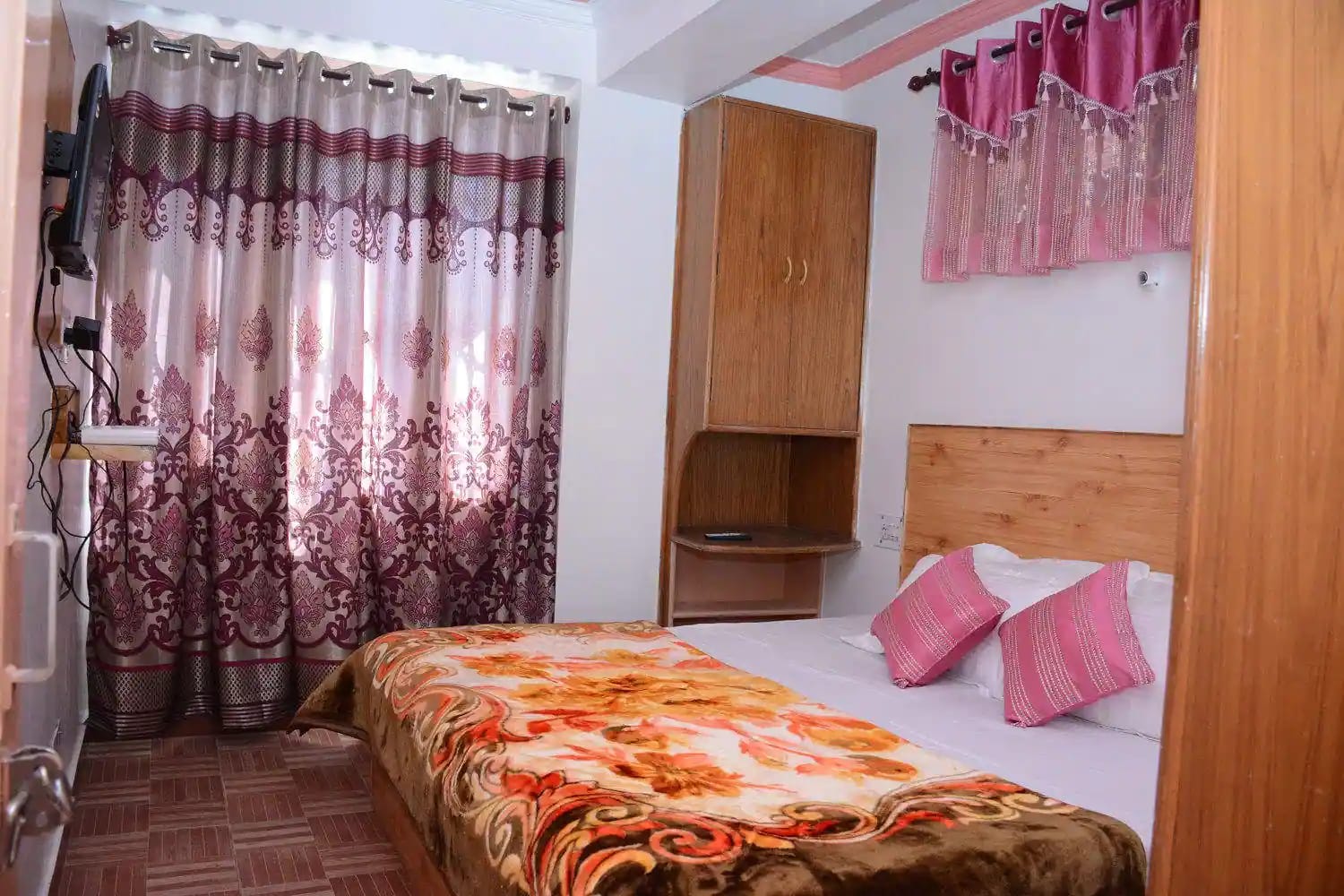 Hotel Gemini - Tap to explore photos