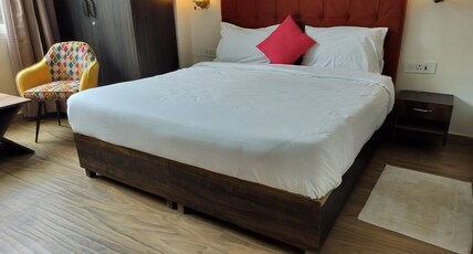 Saffron Inn - India Expo Mart Room Type - Deluxe Room