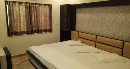 Hotel Bani Hashim (110 Meters from Dargah) Room Type - Luxury Ac Three Bed Room
