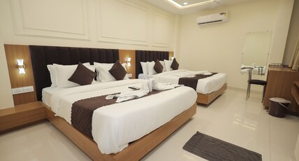 Hotel Neha Palace Room Type - Deluxe Quadruple Room