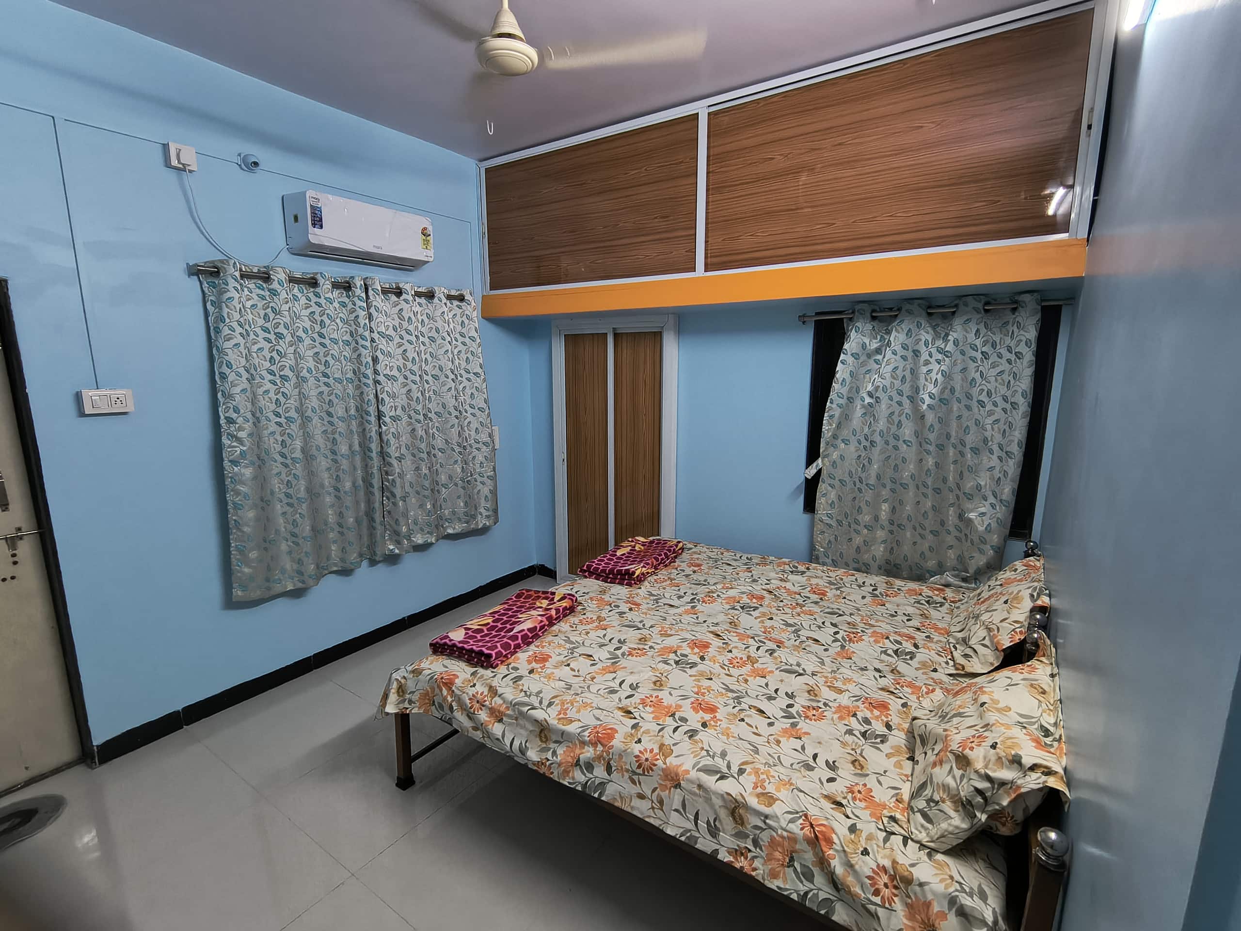 1B AC Gr Brahmachaitanya Homestay Nr Rly Stn - Tap to explore photos