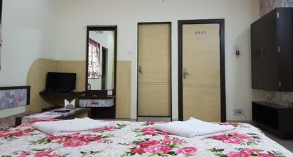 Hotel Rasraj Room Type - Deluxe A/C Hotel Rasraj Room Type - Deluxe A/C