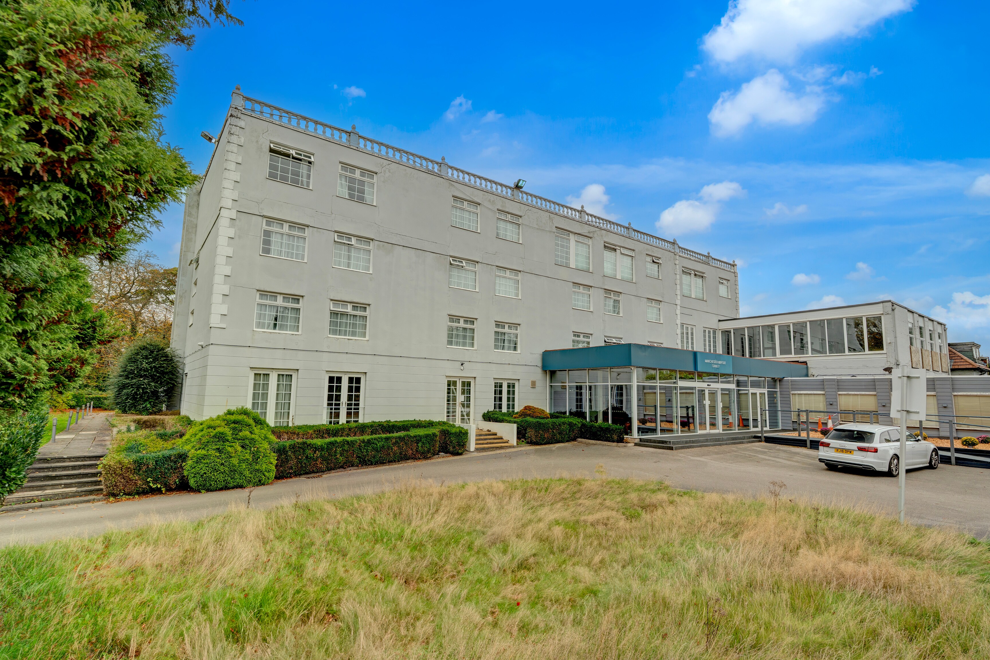 Manchester Airport Stanley Hotel by Belvilla - Tap to explore photos