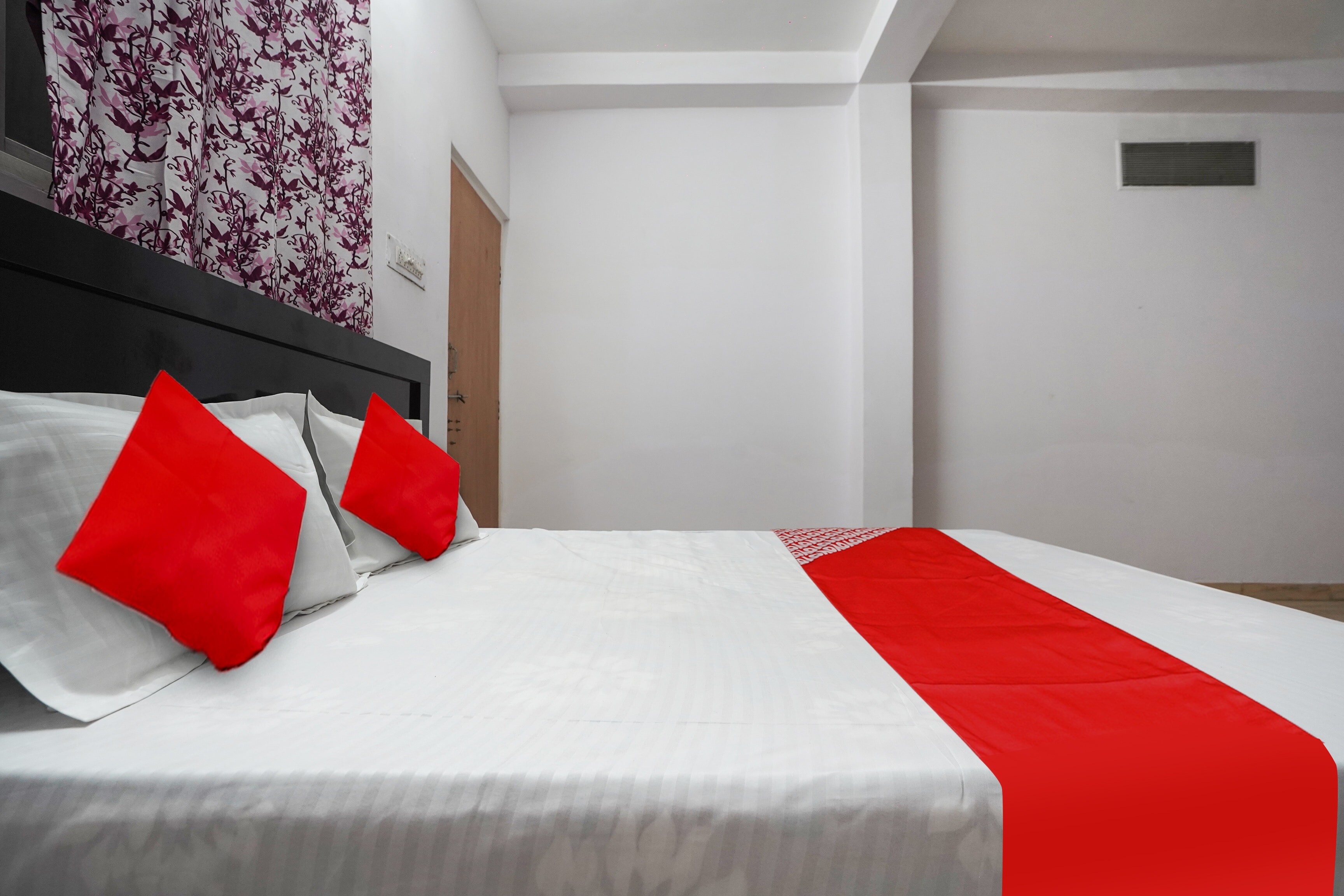 Hotel O METRO POINT - Tap to explore photos