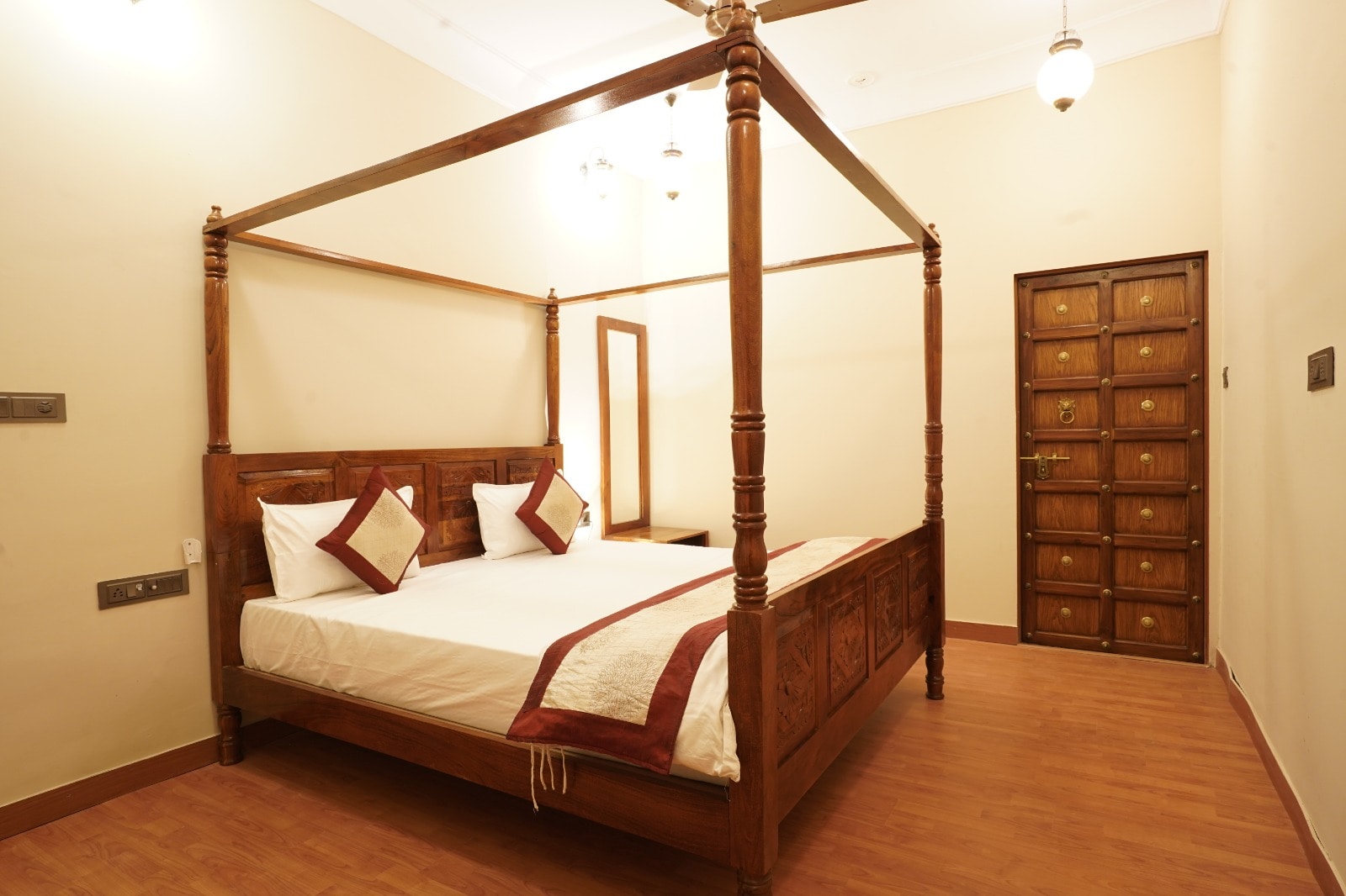 The Kohinoor Palace - Heritage Villa & Pool - Tap to explore photos