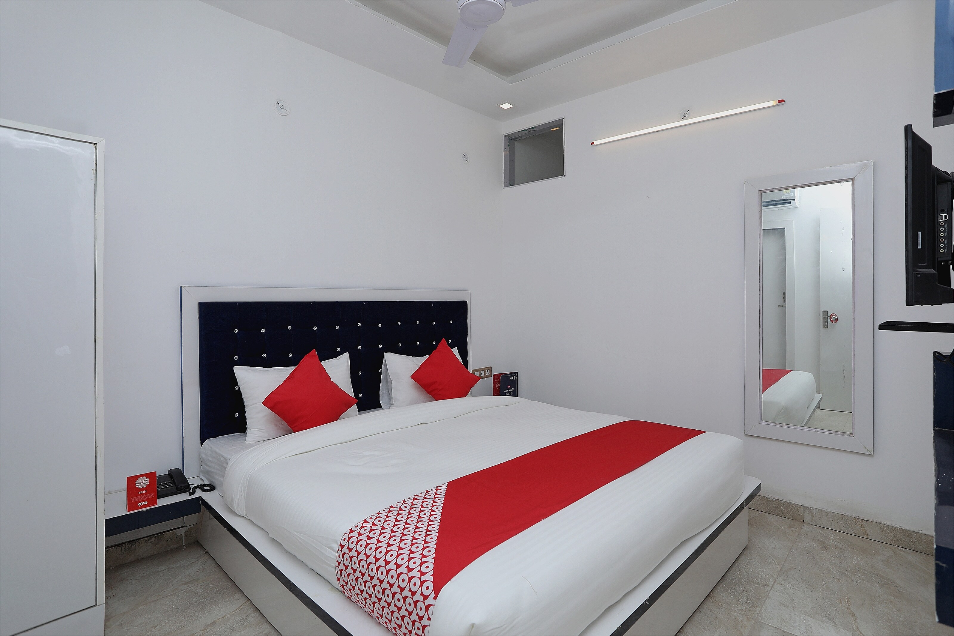 OYO Flagship Hotel Uk-07 - Tap to explore photos