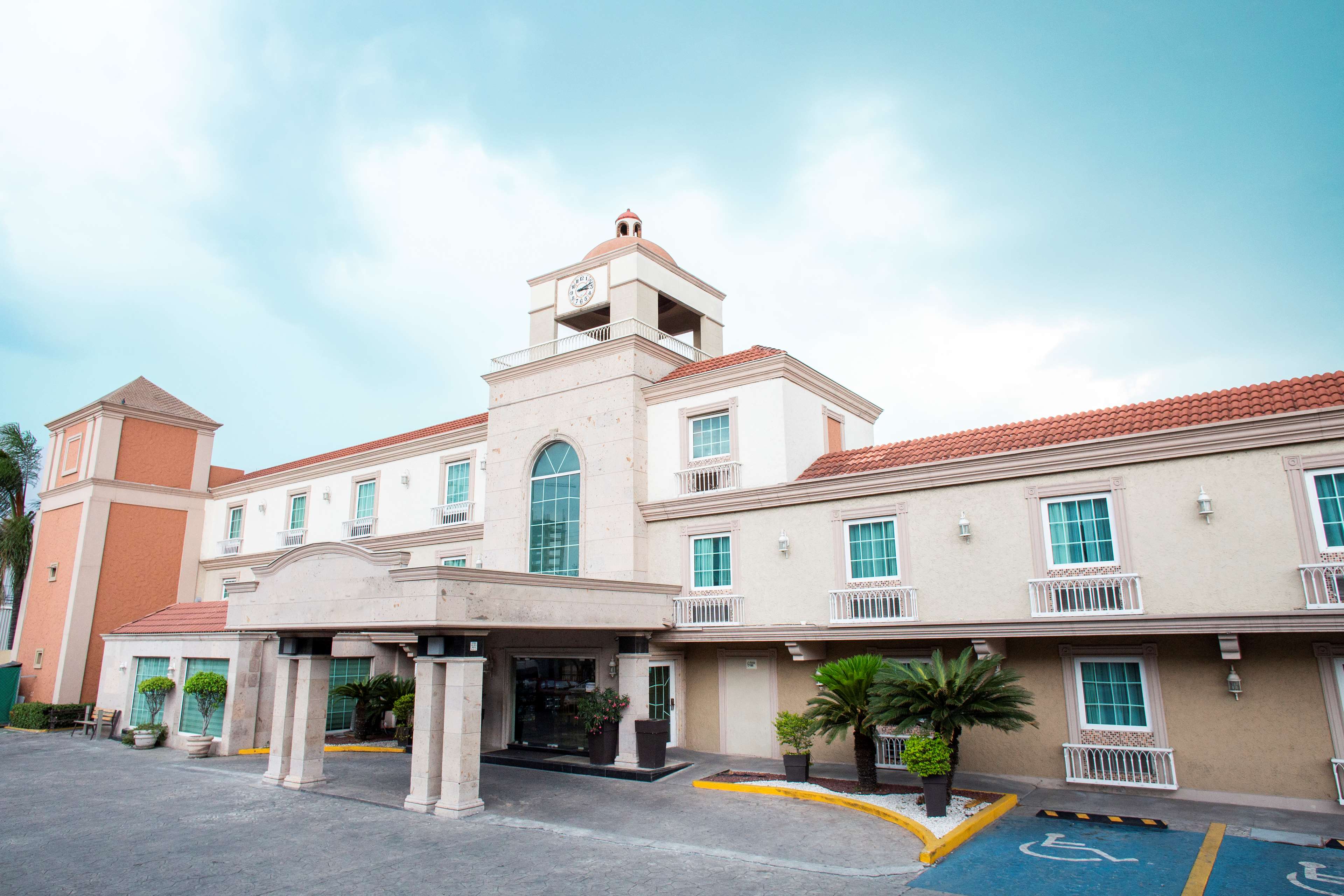 Best Western Plus Monterrey Colon - Tap to explore photos
