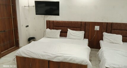 Madan Residency Amritsar, 750m from Golden Temple Room Type - 2 Bedroom Family Room - with 5 Dobble Bed Madan Residency Amritsar, 750m from Golden Temple Room Type - 2 Bedroom Family Room - with 5 Dobble Bed