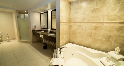 Holiday Inn & Suites WEST EDMONTON Room Type - 1 King Bed Suite Additional Living Area