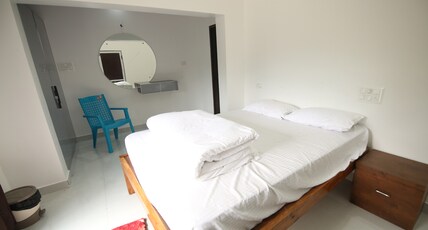 Vardhamana Grand Inn Room Type - Deluxe Room