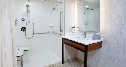 Holiday Inn Express Nashville Downtown Conf Ctr Room Type - 1 King 1 Bdrm Ste Mobil Access Roll Shwr