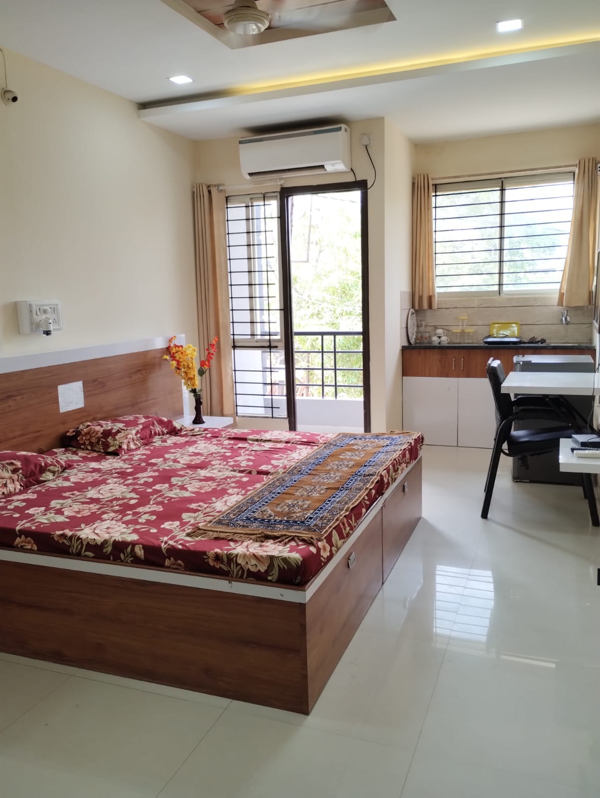 Spacious Independent Studio Flat with a Balcony - Tap to explore photos
