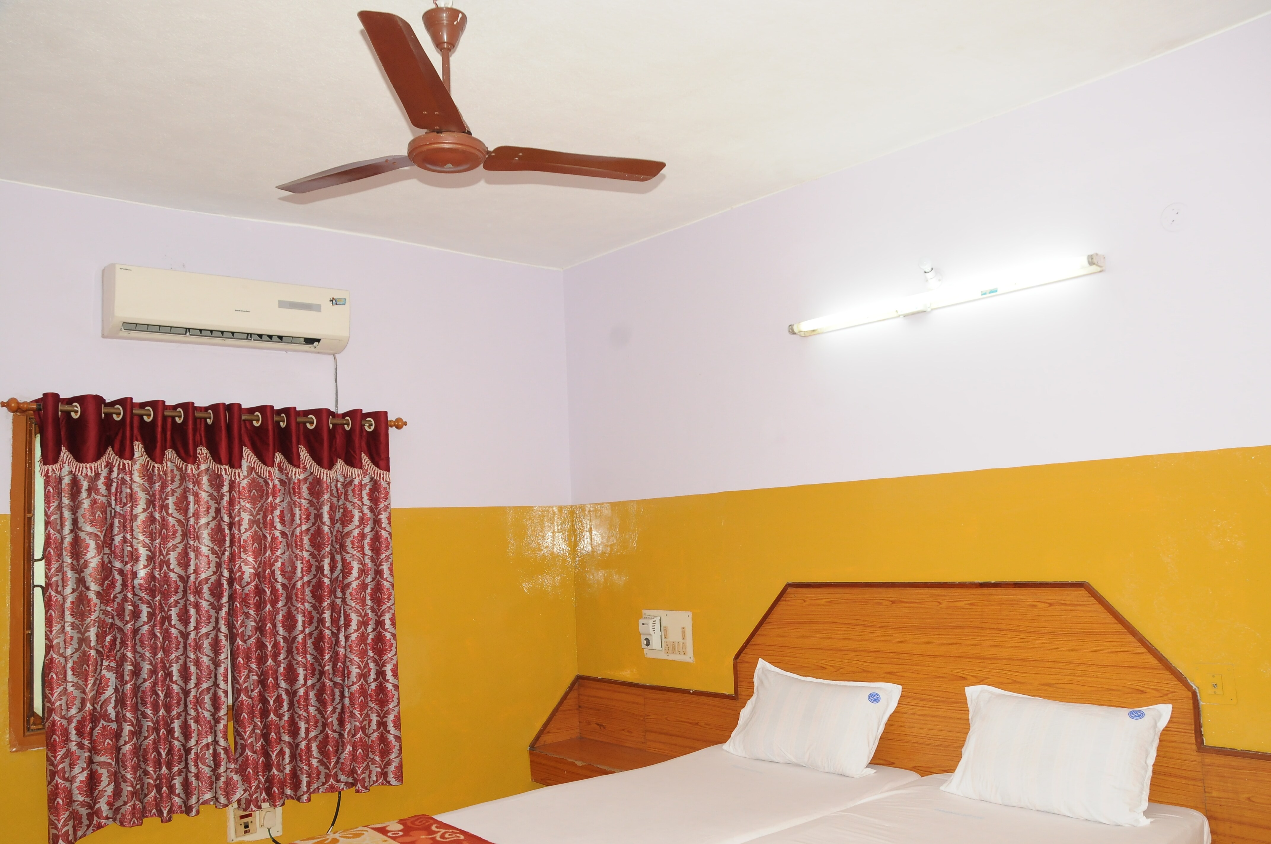 Hotel Sarovar deluxe - Tap to explore photos