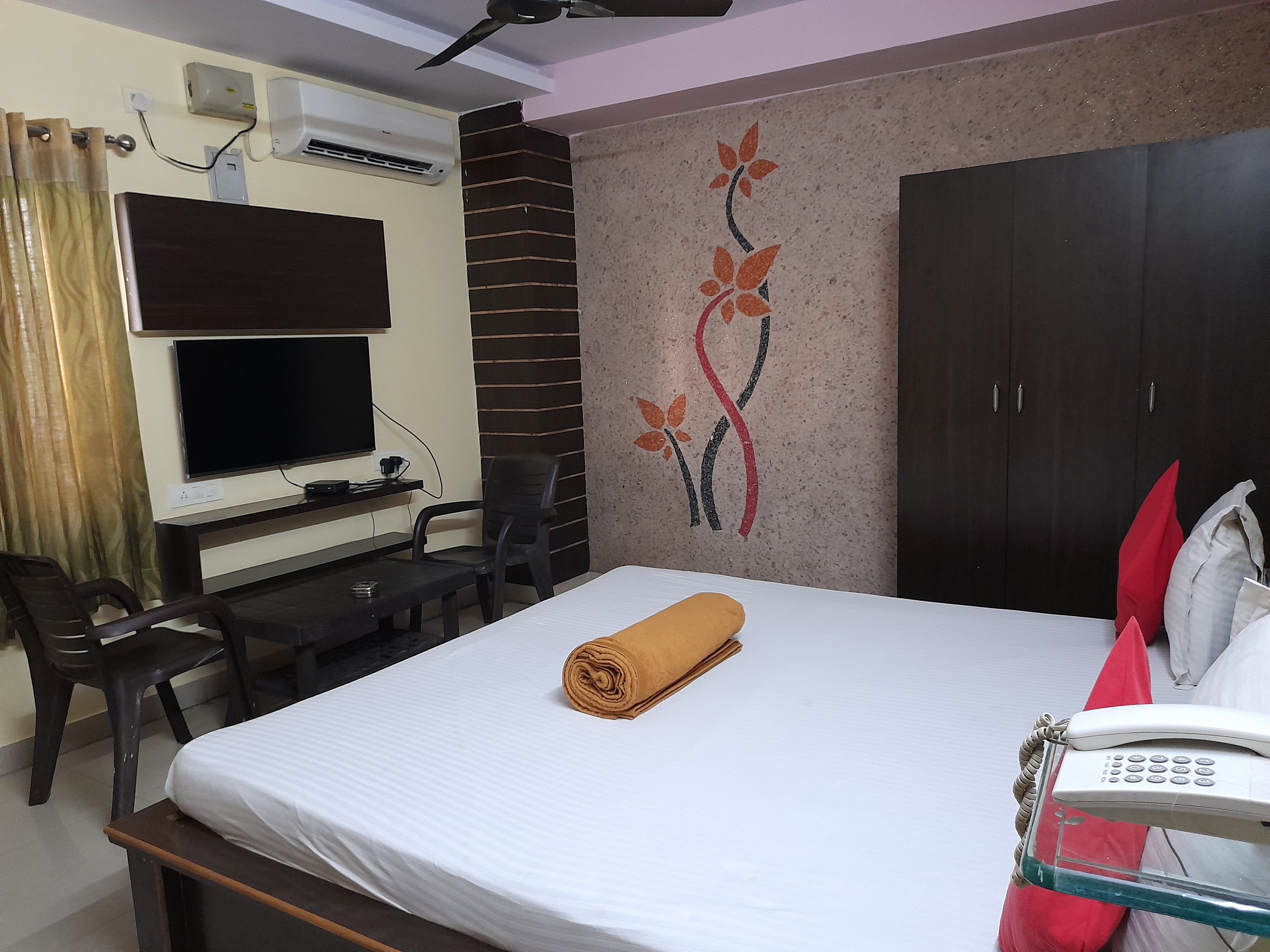 Maruthi Residency Inn & Restaurant - Tap to explore photos