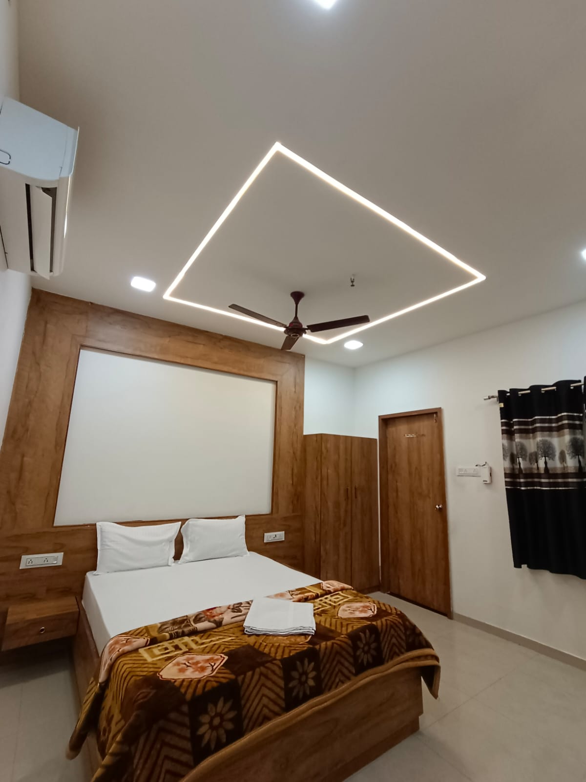 Hotel Aaryodaya - Tap to explore photos